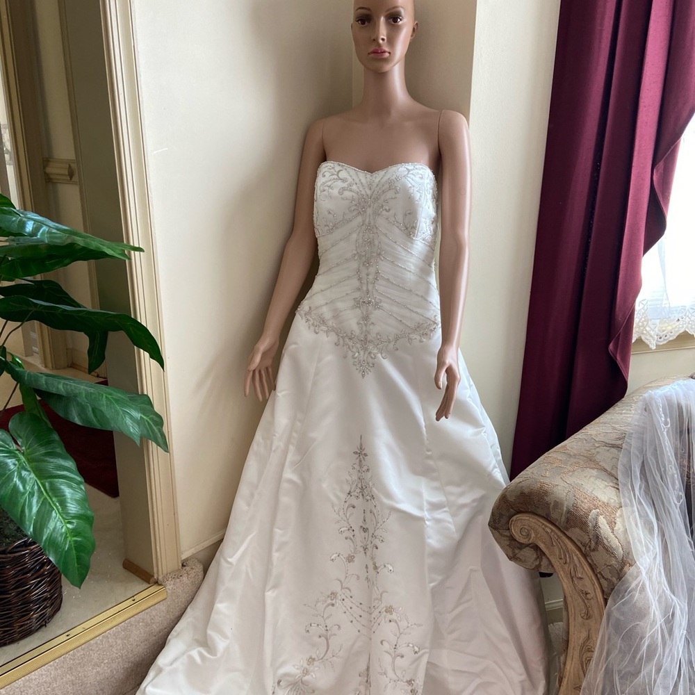 size 8/10–12/14–16/18–22/24–26 to 28 the snaps on the inside of the dress